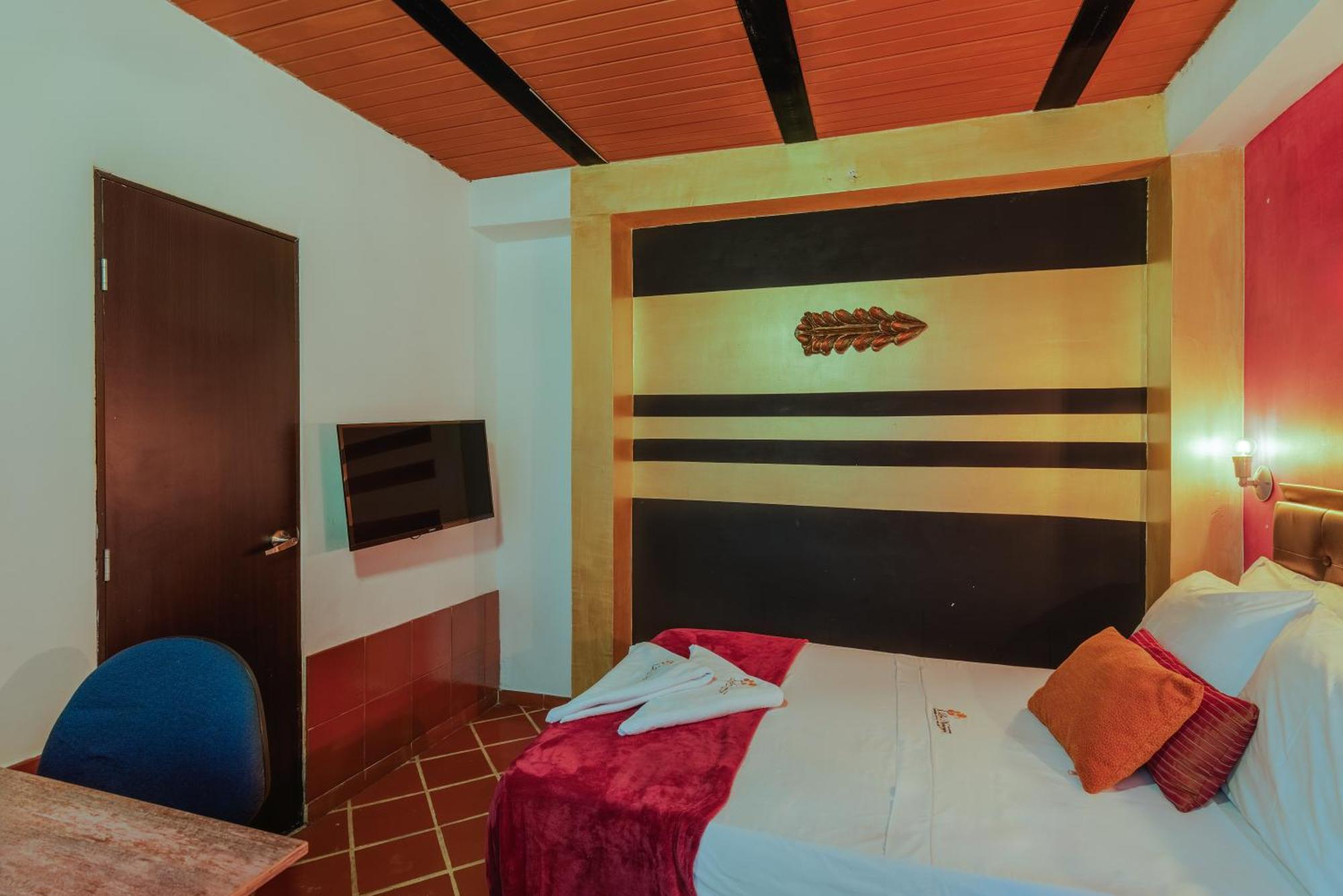 Casa Los Naranjos Hostal Medellin Exterior photo